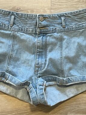 PacSun Light Wash Denim High-Rise Cuffed 70’s Shorts 26